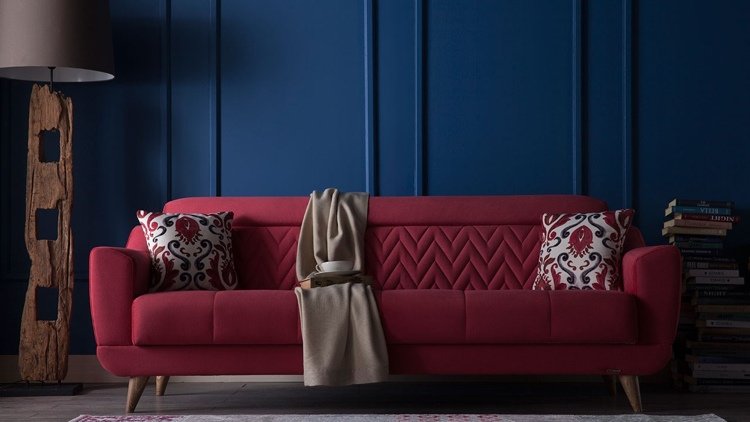 Parede vermelha do sofá cor-azul marinho-almofada-padrão-branco
