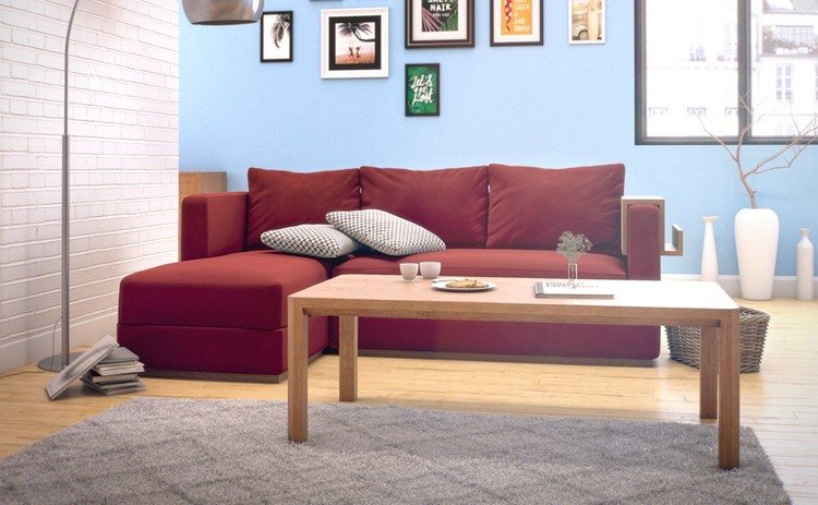 Sofá vermelho-azul-claro-parede-cor-branco-tijolo-parede-claro-madeira-piso-cinza-carpete