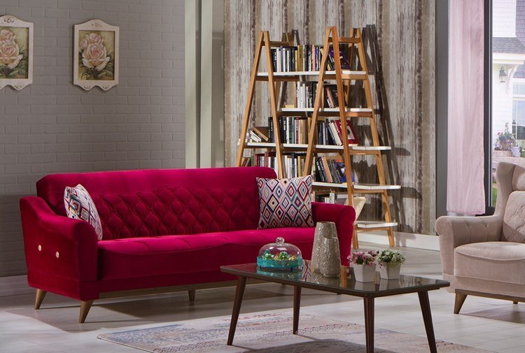 vermelho-sofá-cinza-parede-tinta-travesseiros-padrão de diamante-prateleiras de escada de madeira