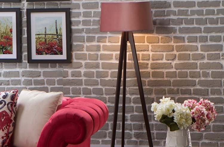 Sofá vermelho - desenho de parede - tijolo - cinza - decoração - motivo de flor de papoula