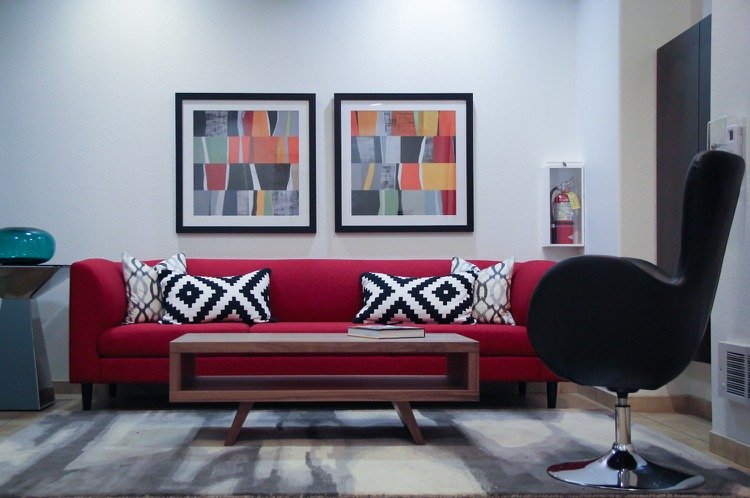 vermelho-sofá-almofada-preto-branco-tapete-cinza-abstrato