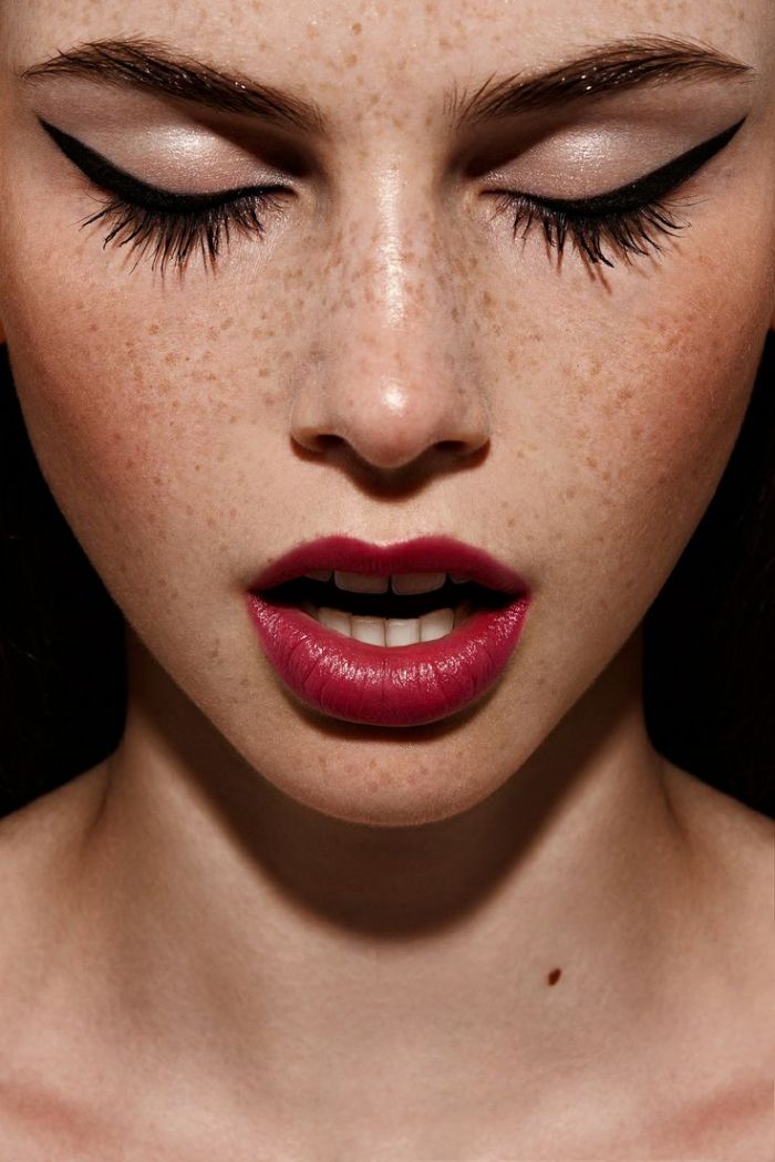 olhos vermelhos-lábios-maquilhagem-berry-toen-eyeliner