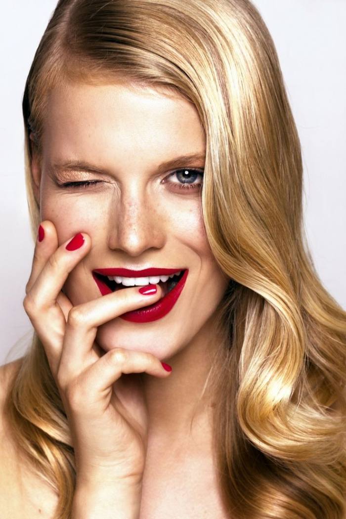 ruivo-labios-vermelho-esmalte-unha-loiro-ondulado-cabelo