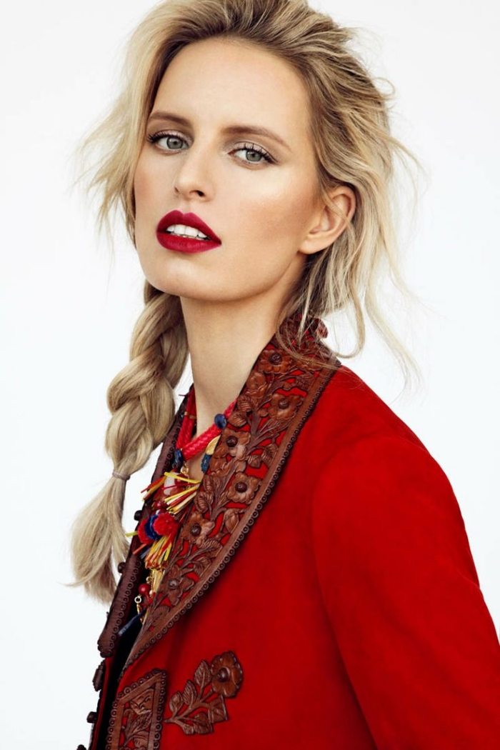 vermelho-lábios-loiro-cabelo-lado-trança-vermelho-blazer