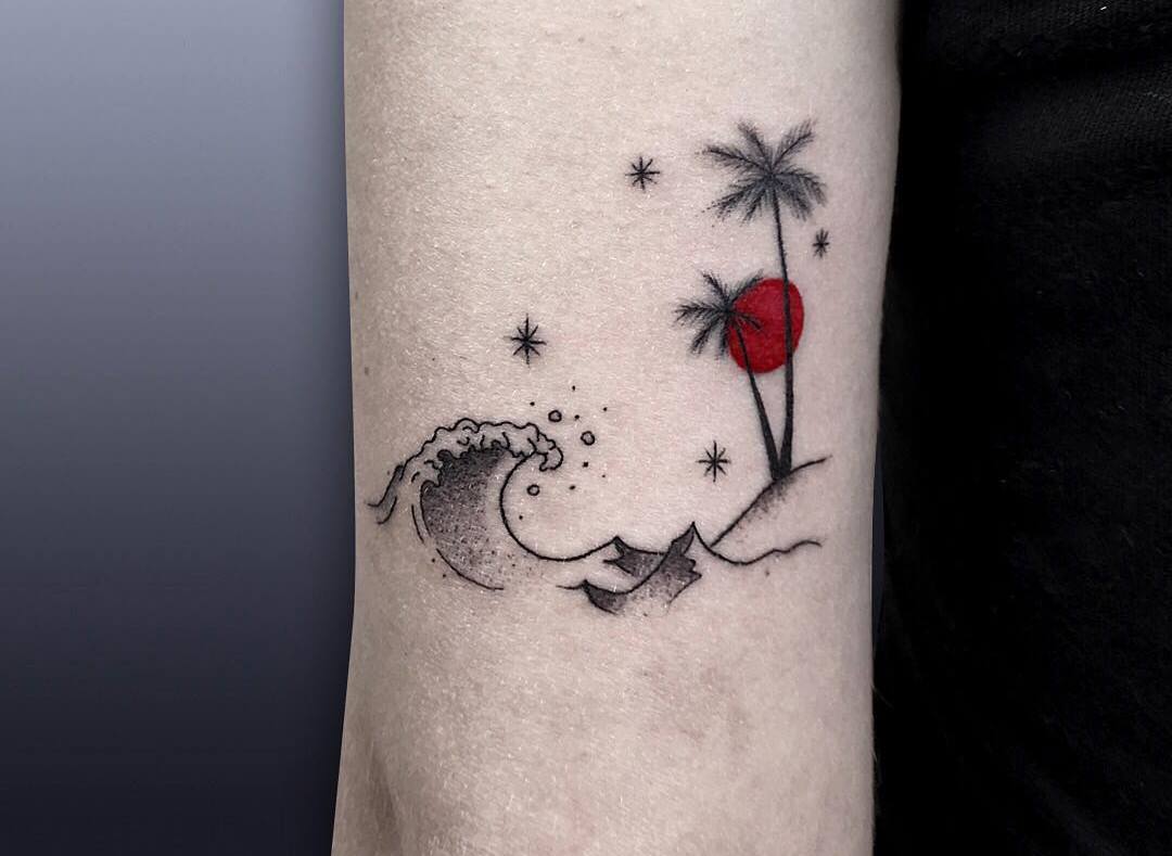Lua vermelha como sotaque para um motivo com uma ilha, palmeira, estrelas e ondas