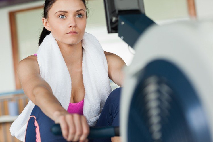 Treino de máquina de remo para mulheres com plano de treino de corpo inteiro para perder peso