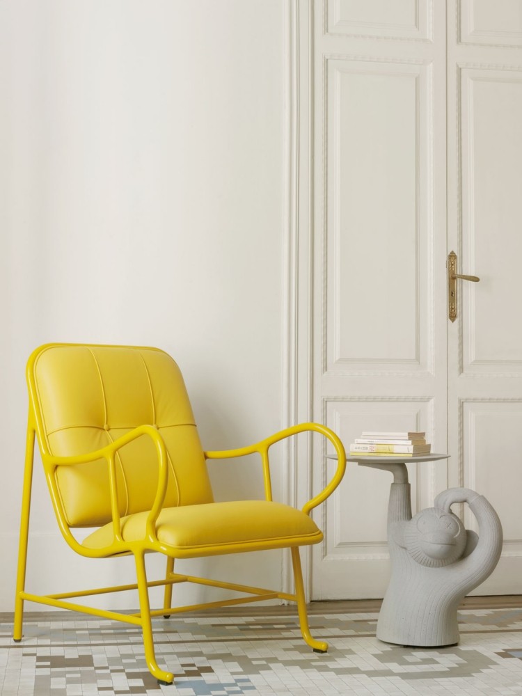 mesa lateral-redonda-fundida-concreto-macaco-poltrona-amarelo-interior-moderno-engraçado-design