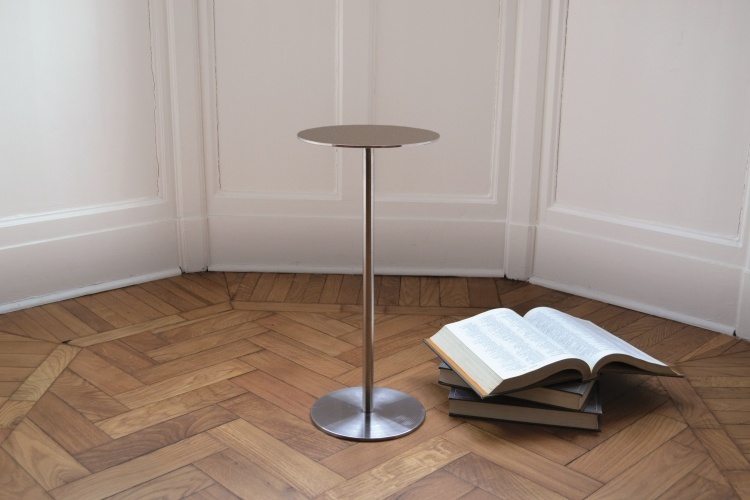 mesa lateral-redonda-parquet-piso-metal-simples-livros-simples
