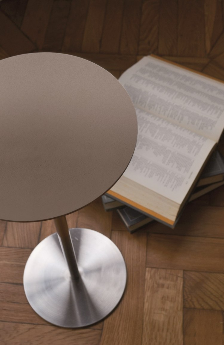mesa lateral-redonda-metal-livros simples-piso de parquete
