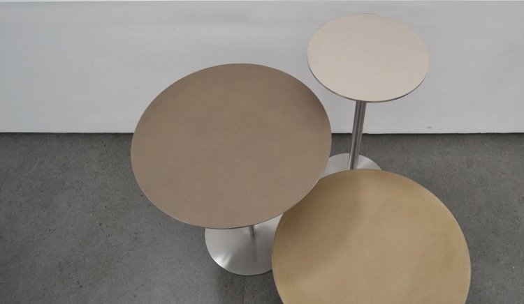 mesa lateral-redonda-estrutura de metal-aparência de metal-opcional-variante-piso de concreto-design