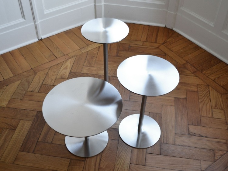 mesa lateral-redonda-grande-piso de parquete-estrutura de metal-aparência-parede-branca
