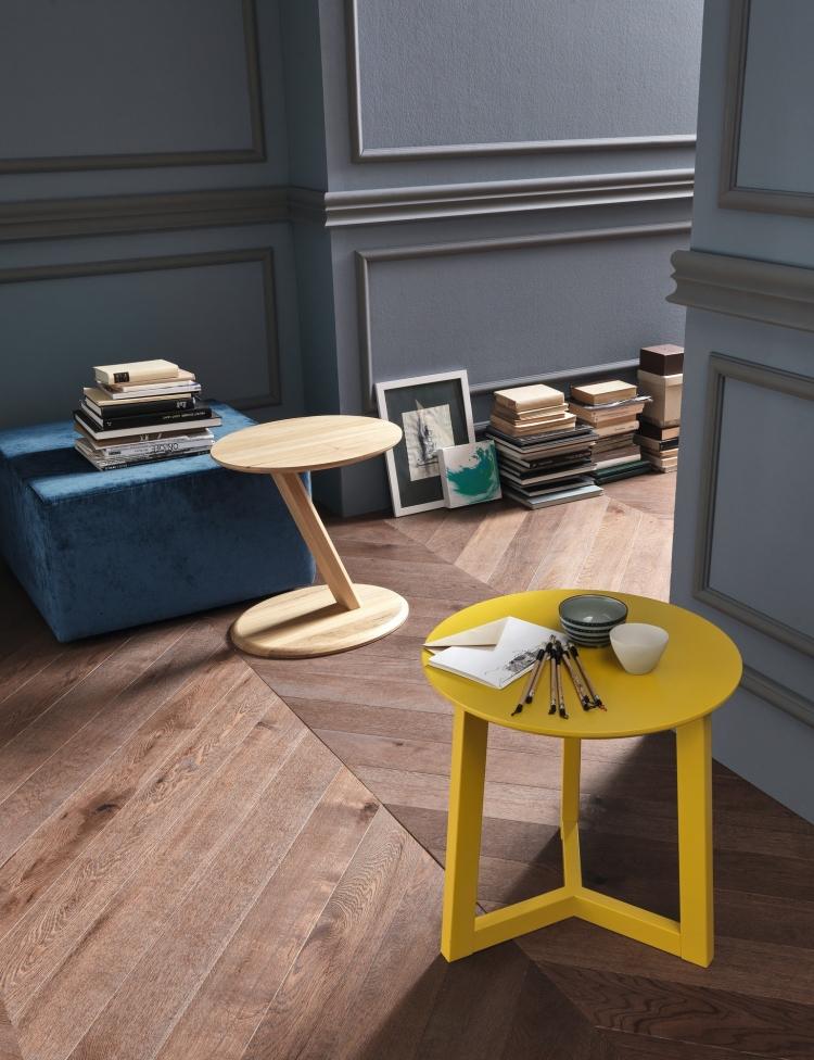 mesa lateral-redonda-madeira-pequena-interessante-estática-parquete-chão-livros