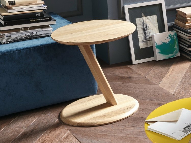 mesa lateral-redonda-madeira-detalhe-livros-parquete-piso-imagem-design