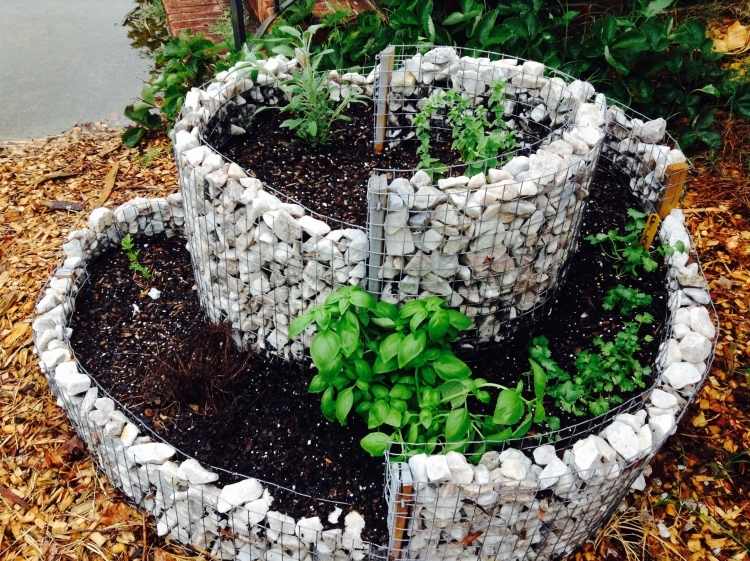 gabião-canteiro-alto-redondo-construa-você-mesmo-espiral-erva-jardim-mulch-plants