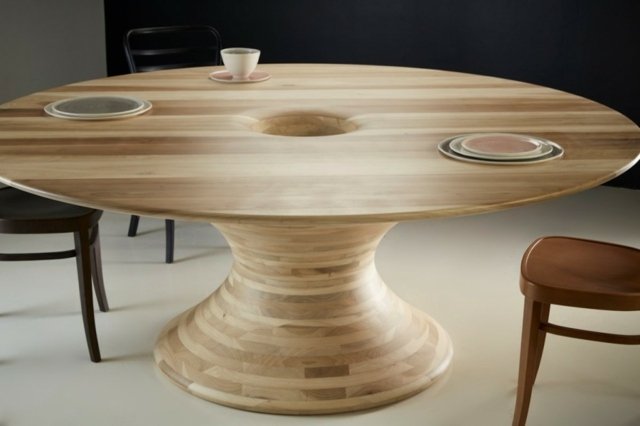 Mesa redonda feita com tampo largo de grão de madeira fácil de editar
