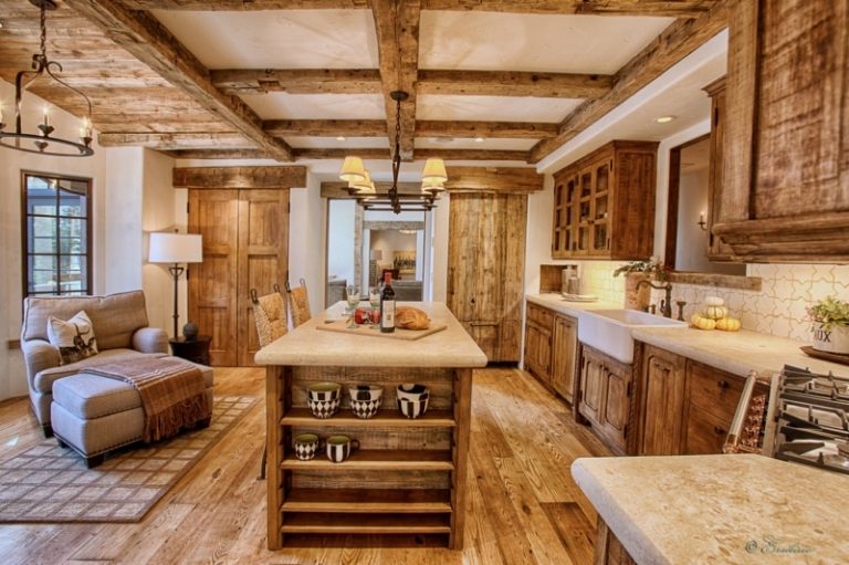 cozinha rústica madeira de pinho teto com vigas de madeira poltrona banquinho