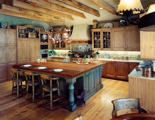 Ilha de cozinha country - cadeiras de madeira maciça - armários azuis
