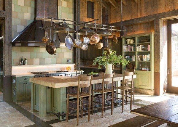 Mobiliário de cozinha de casa de campo - superfícies de madeira oleadas de verde