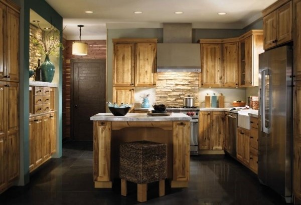 Cozinha moderna com elementos de casa de campo parede traseira parede de tijolos