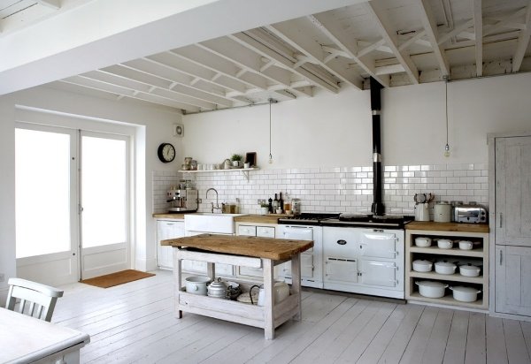 Móveis rústicos de cozinha branca e chique. Colocação de azulejos de parede