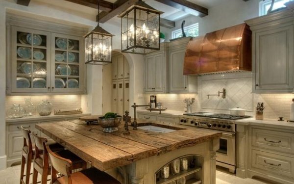 Cozinha com bancada de madeira maciça ilha-torneira rústica