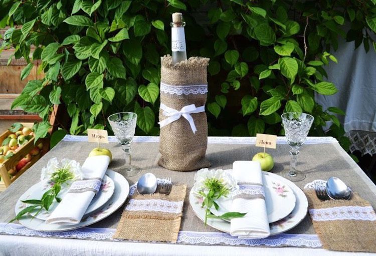 decoração de mesa-rústico-faça-você-mesmo-juta-talheres-sacos-garrafa-ponta de guardanapo