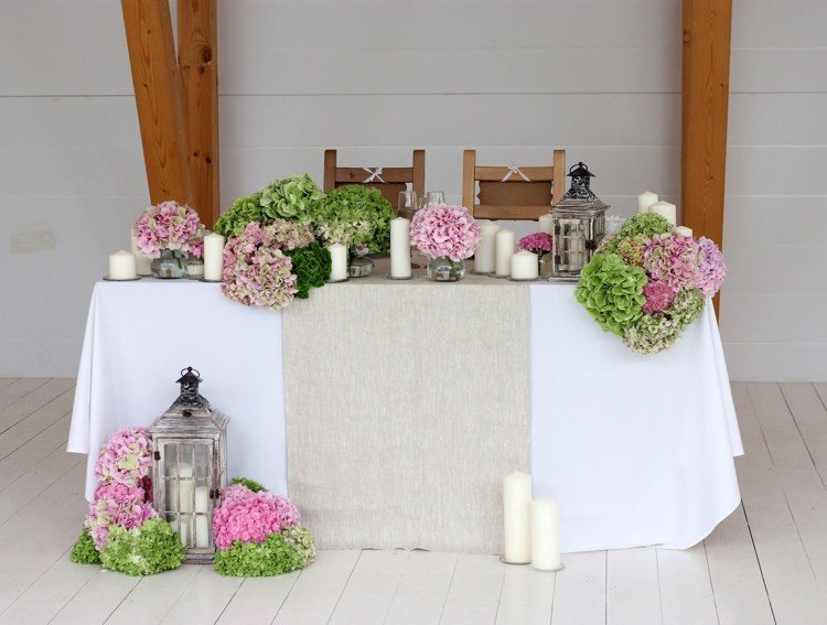 decoração-mesa-rústica-casamento-hortênsias-brancas-pilar-velas