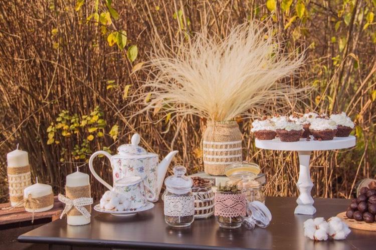 mesa-decoração-rústico-aniversário-50-60-decoração-grama-vaso-muffins de chocolate