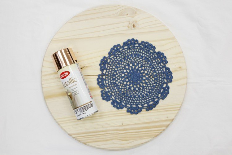 decoração de mesa-rústica-placa de madeira-redondo-pintura-guardanapo de crochê