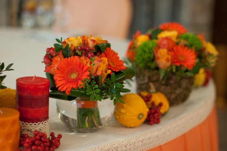 decoração de mesa-rústica-outono-abóboras-flores de laranja