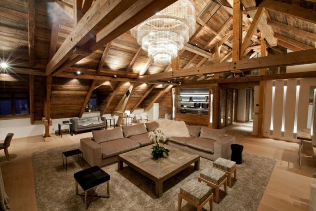 Apartamento duplex rústico com vigas de madeira no teto e design em plano aberto