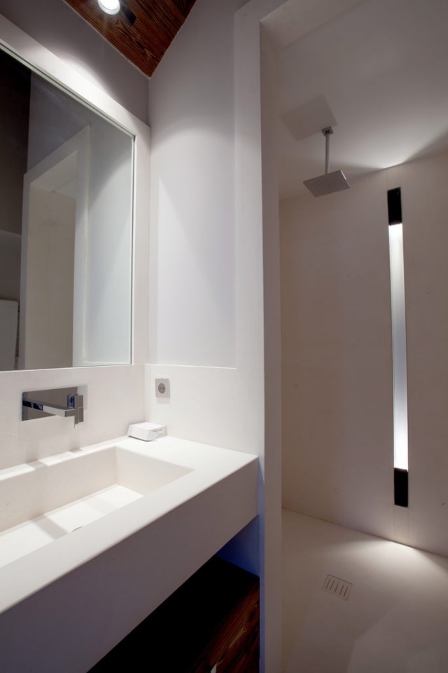 lavatório branco de design de banheiro em luz de parede de design linear led