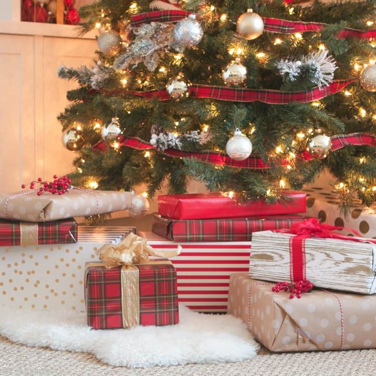Decorações de Natal classicamente embaladas em presentes vermelhos, verdes, brancos e dourados