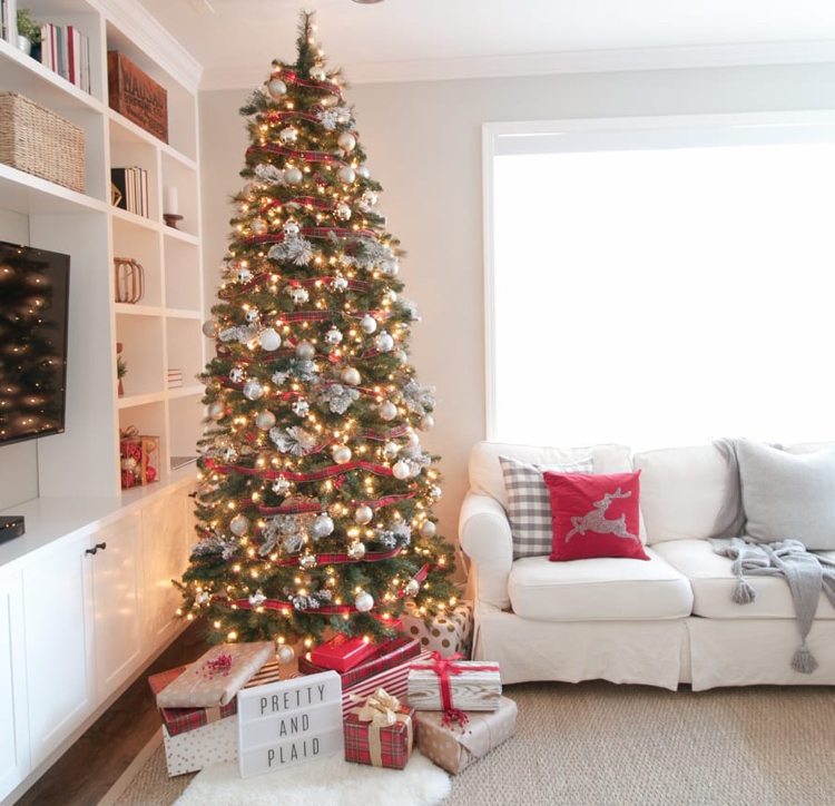 Decorações de Natal nas bolas da sala em branco e prata e fita de diamante vermelha