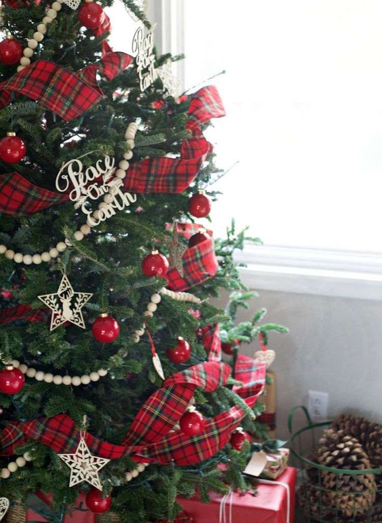 Fita larga quadriculada com decoração rústica de Natal em pingentes vermelhos e de madeira