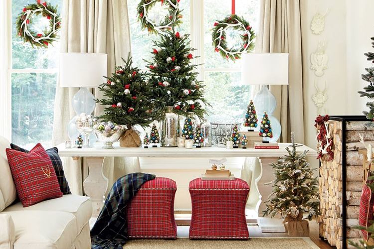 decoração rústica de Natal com pinheiros na mesa decoração de janela de banquinho xadrez com grinaldas penduradas