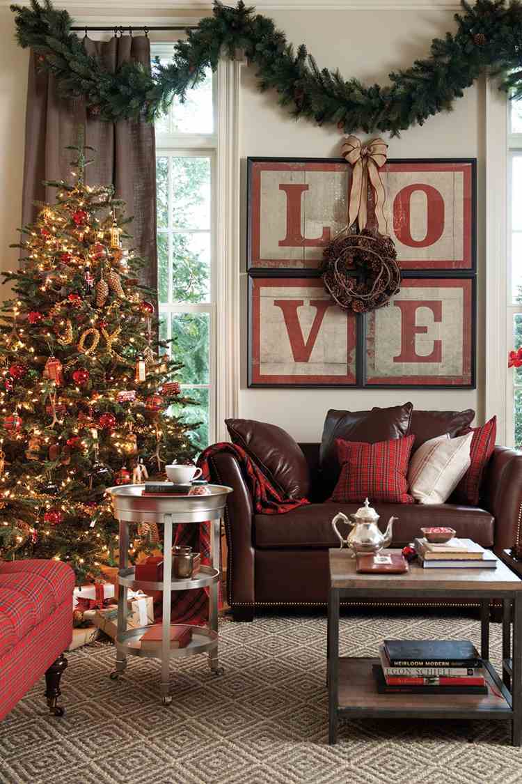 decoração rústica de natal em vermelho com couro xadrez e carpete de sisal