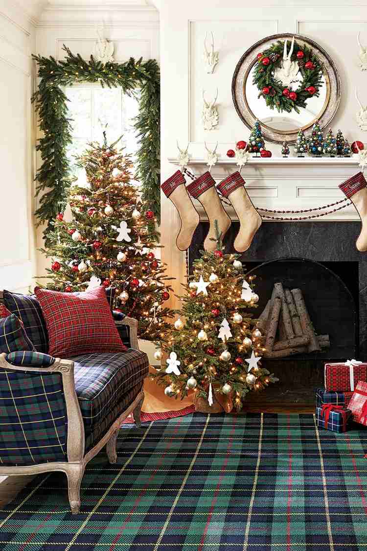 decorações de Natal tradicionais com xadrez xadrez e verde de abeto na sala de estar