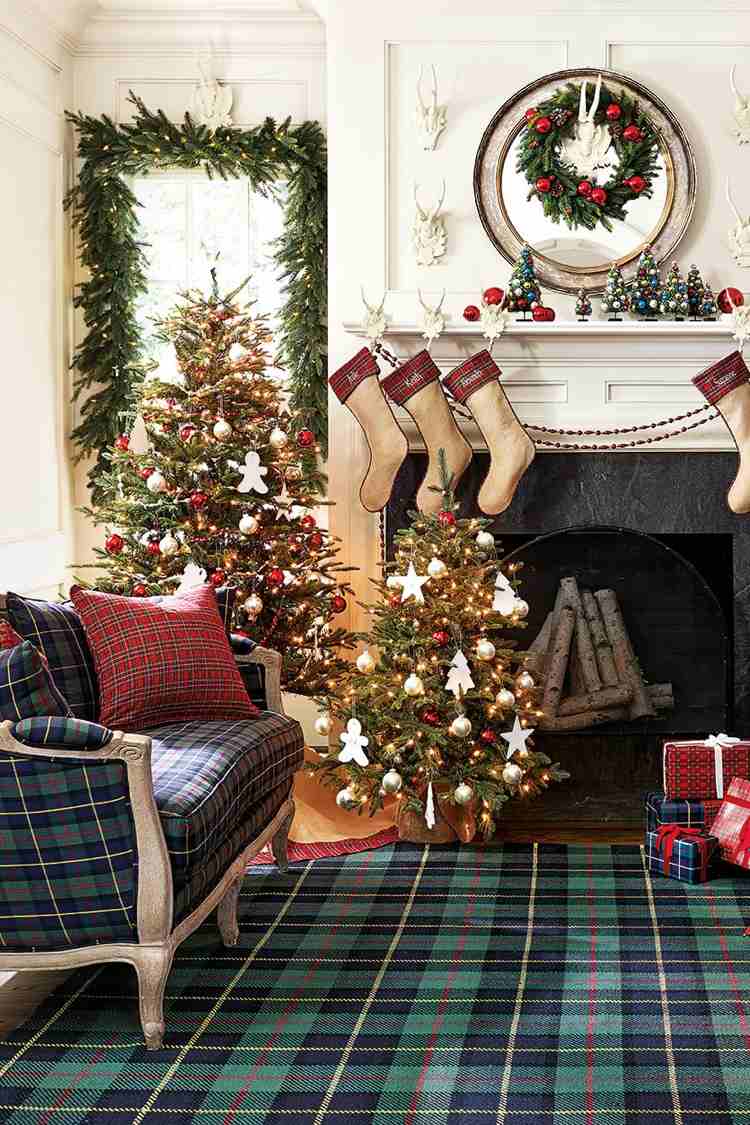 decorações de Natal tradicionais com xadrez xadrez e verde de abeto na sala de estar
