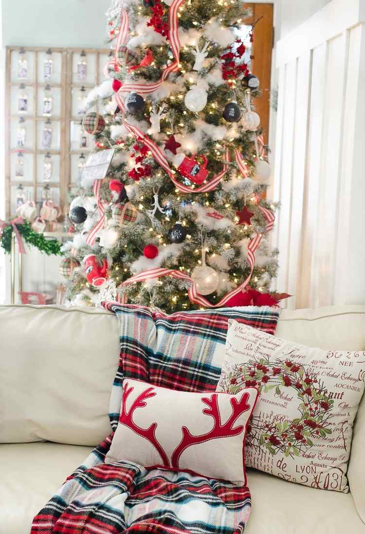 Rústica manta xadrez de decoração de Natal no sofá e lindas almofadas do sofá