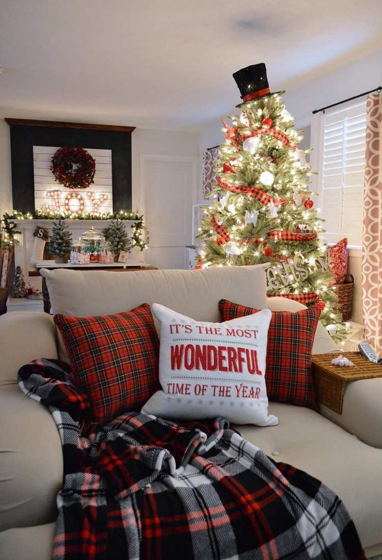 Decorações de Natal com padrões xadrez em vermelho e preto na sala de estar