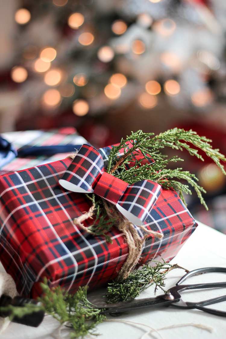 Embrulhe seu presente de Natal com papel de embrulho xadrez em vermelho e preto