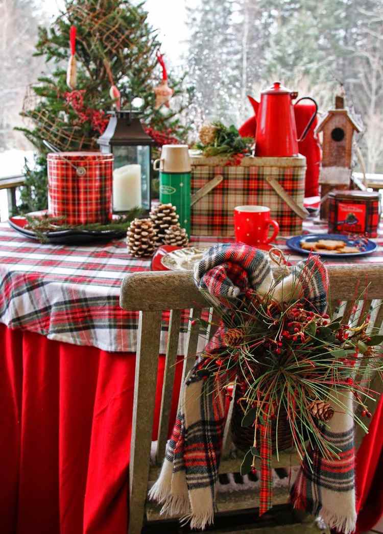 Decoração rústica de Natal em xadrez vermelho brilhante de mesa quadriculada