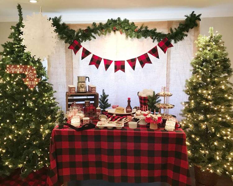 Mesa de bufê para corrente de flâmula de Natal e toalha de mesa com xadrez de búfalo