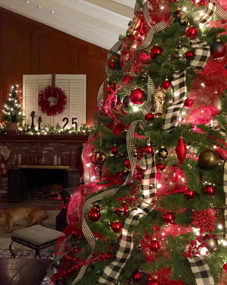 Guirlandas para árvores de Natal feitas de organza e fita de guingão