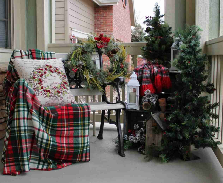 Manta xadrez com decorações de Natal vermelhas e verdes no terraço
