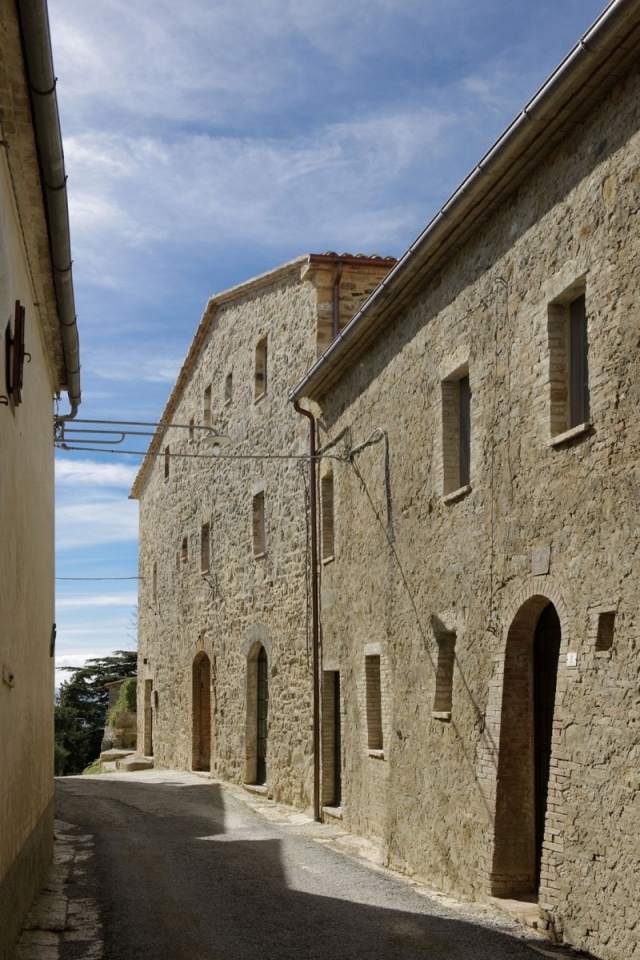 Lugar medieval com fachadas típicas da Toscana restauradas Monteverdi-Hotel