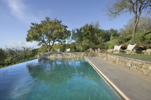 casa de férias hotel Monteverdi piscina infinita espreguiçadeiras terraço