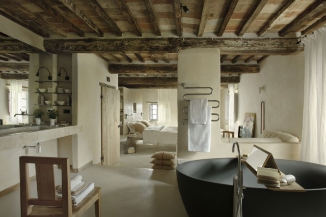 Loft sala de estar rústico hotel Monteverdi - banheira de plano aberto preto - metal - toalheiro