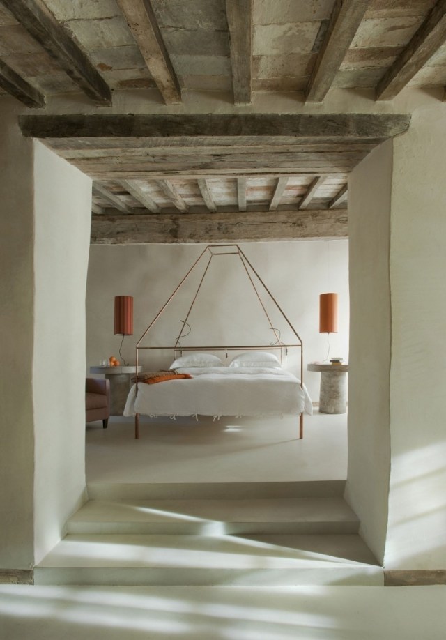 Quarto de hotel - paredes estucadas - quarto - abajur vermelho - Monteverdi